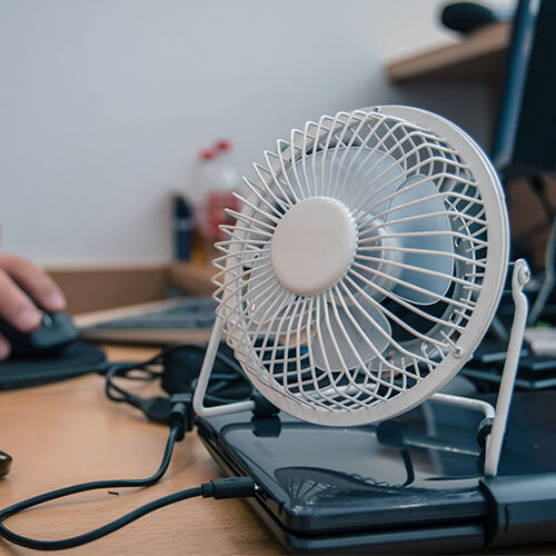 Der Mini-Ventilator, den Sie auf Ihrem Schreibtisch brauchen