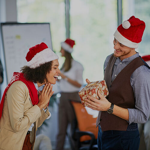 Wie man Weihnachten im Unternehmen feiert und Ideen für Werbegeschenke zu Weihnachten